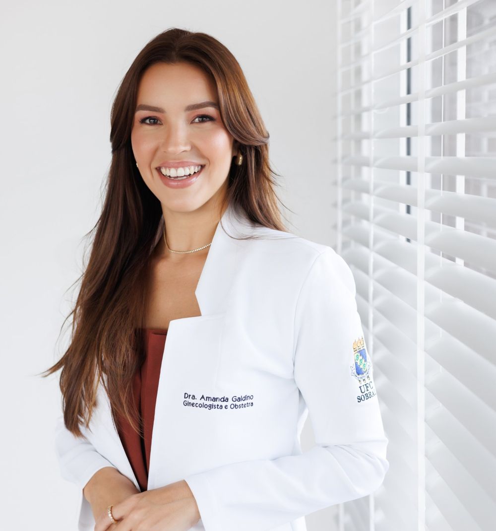 Dra. Amanda Galdino de jaleco, sorrindo