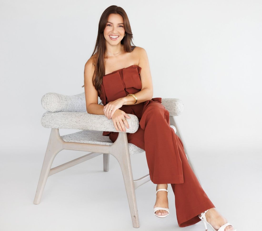 Dra. Amanda Galdino sentada em poltrona